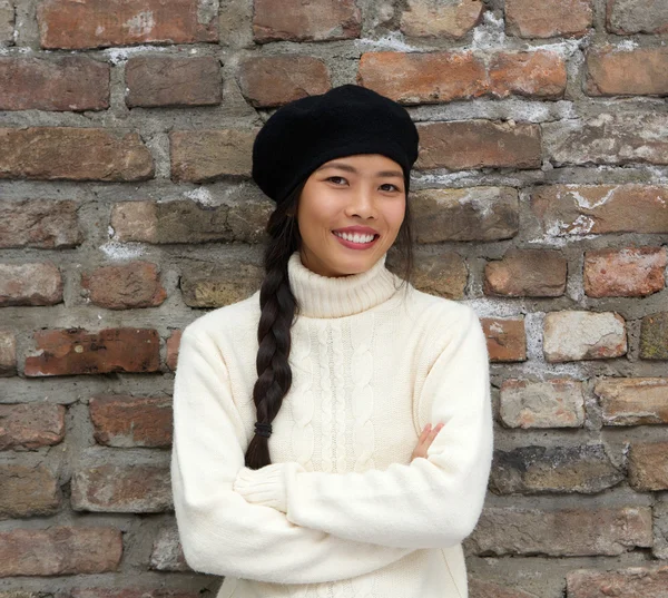 Mujer joven sonriente con sombrero de boina — Foto de Stock