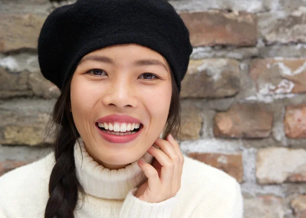 Bella giovane donna asiatica sorridente con cappello — Foto Stock