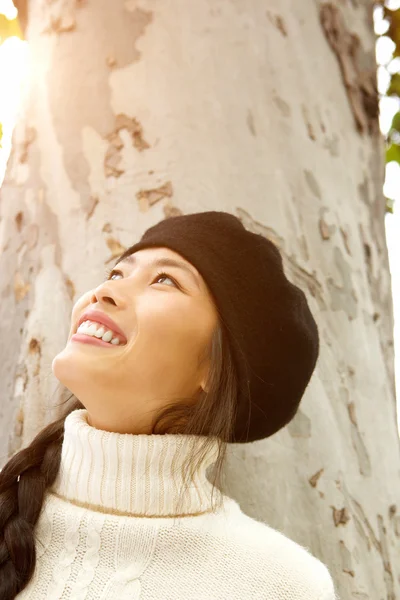 Jovem feliz sorrindo e olhando para cima — Fotografia de Stock