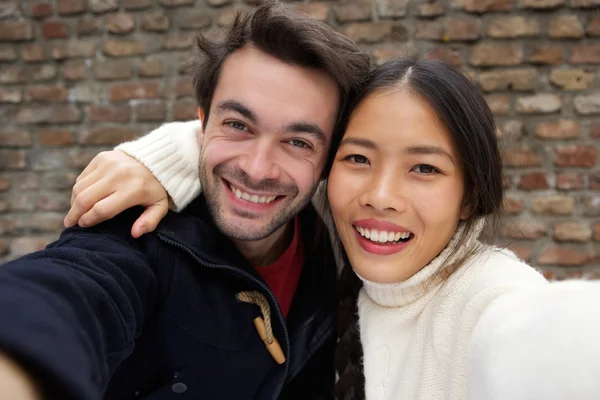 Glücklich lächelndes junges Paar macht Selfie — Stockfoto