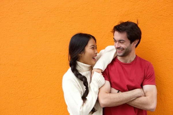 Dva happy přátelé smát oranžové pozadí — Stock fotografie