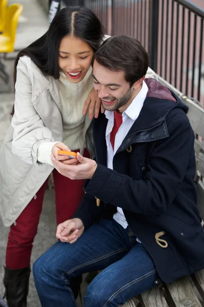 Glückliches Paar liest SMS auf Handy — Stockfoto