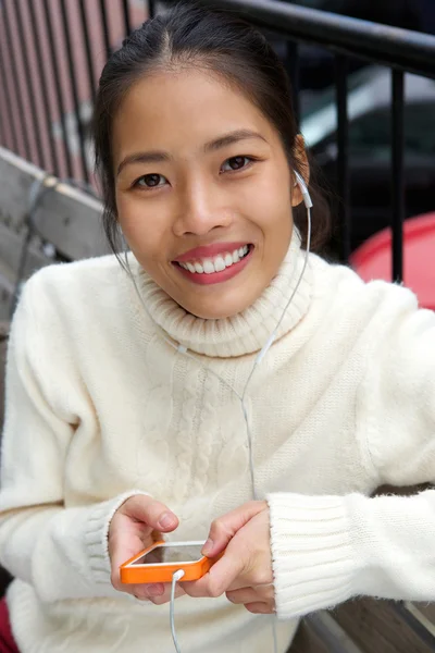 Mujer joven sonriendo con teléfono móvil — Foto de Stock