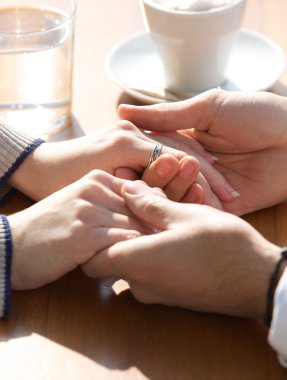 Romantik çift el ele tutuşuyor.