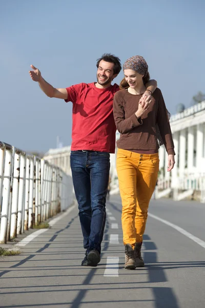 Gelukkige jonge paar lopen op hun datum — Stockfoto