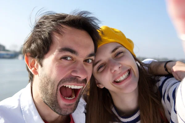 Vrolijke jonge paar nemen selfie glimlachen — Stockfoto