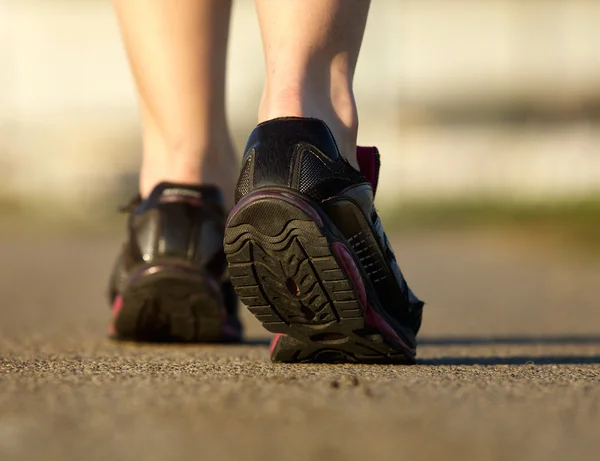 Deporte femenino en zapatillas de running negras — Foto de Stock