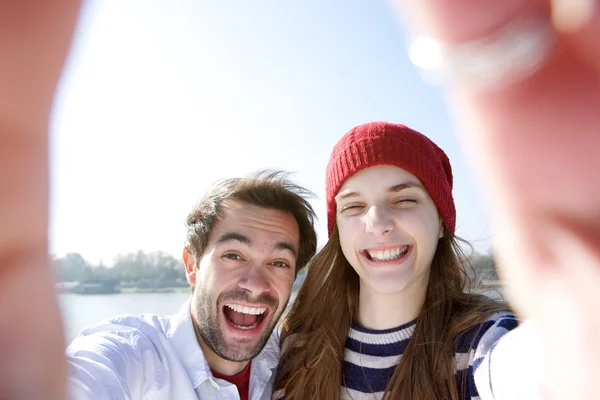 楽しくて撮影の selfie を持っている若いカップル — ストック写真