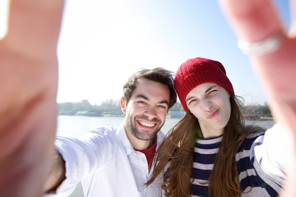 Zábavný mladý pár při selfie s mobilním telefonem — Stock fotografie