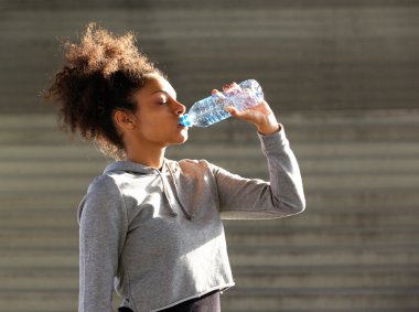 Afro-Amerikan spor kadın su Şişeden içme