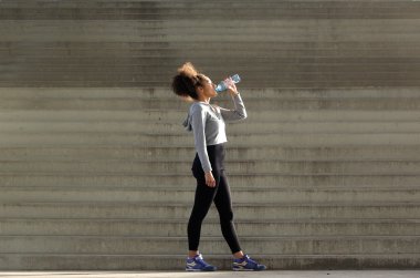 Afro-Amerikan spor kadın su Şişeden içme