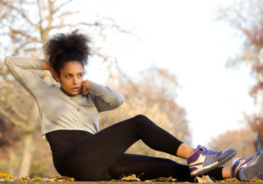 sağlıklı genç kadının yapması sit up