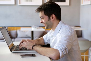 genç adam üstünde laptop kapalı çalışma