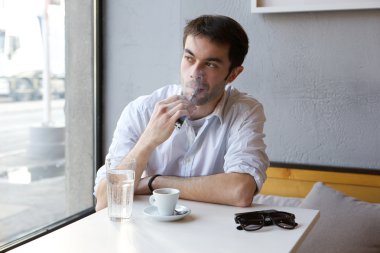 Kapalı Buhar Sigara İçilmeyen genç adam