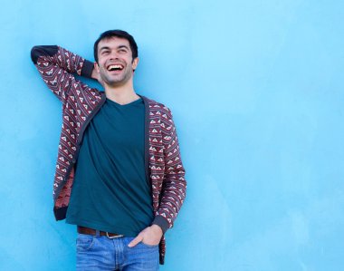 Mutlu adam mavi arka planı gülüyor