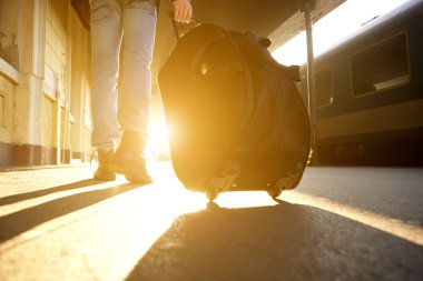 Tren istasyonunda geri ile yürüyen arka görünümü adam