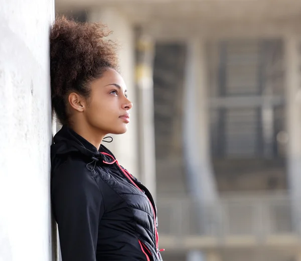 Attrayant jeune femme pensant à l'extérieur — Photo