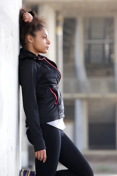 Молодая спортивная женщина отдыхает на открытом воздухе — стоковое фото