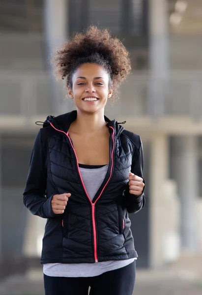 Feliz joven negra corriendo al aire libre — Foto de Stock