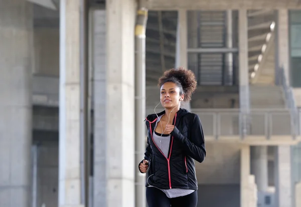 Jovem mulher esportiva exercitando ao ar livre — Fotografia de Stock