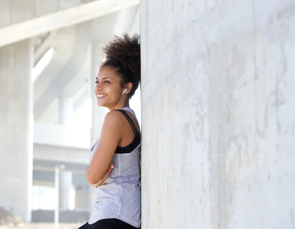 Happy attraktiv ung svart kvinna lyssna på musik — Stockfoto
