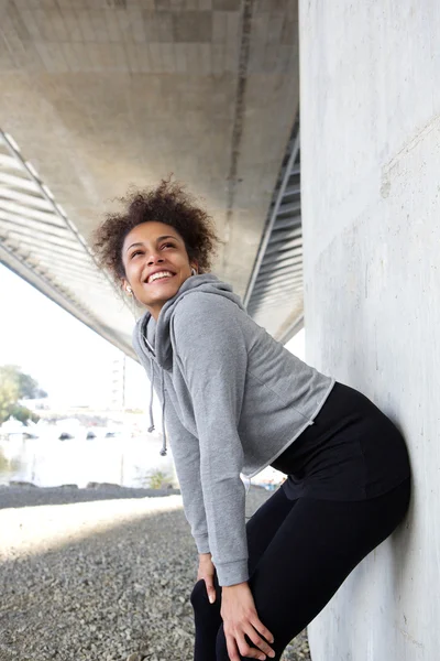 Glückliche junge Sportlerin entspannt sich mit Kopfhörern — Stockfoto