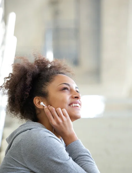 Счастливая молодая женщина слушает музыку с наушниками — стоковое фото