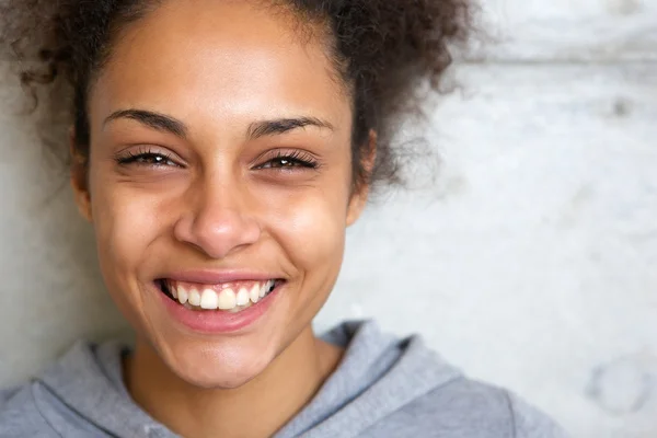 Güzel genç Afro-Amerikan kadın gülümsüyor — Stok fotoğraf