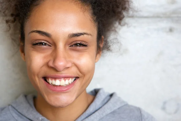 Schöne junge afrikanisch-amerikanische Frau lächelt — Stockfoto