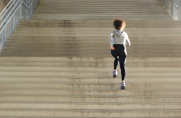 Giovane atleta donna che corre su per le scale — Foto Stock