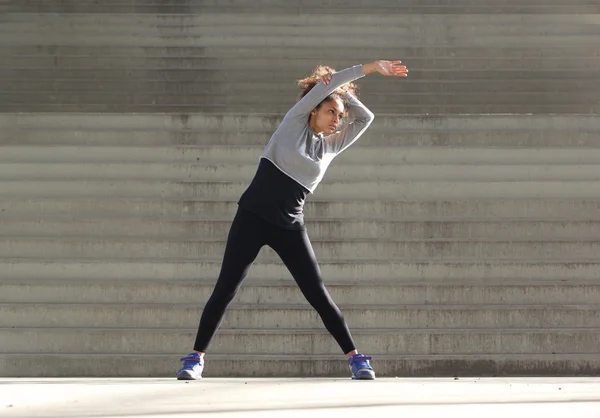 Jovem mulher alongamento músculos exercício — Fotografia de Stock