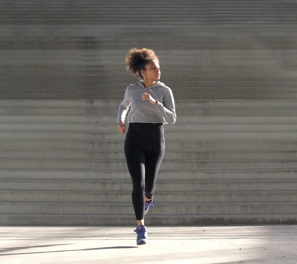 Junge Afroamerikanerin joggt allein im Freien — Stockfoto