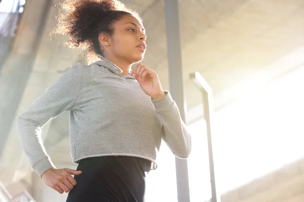 Attrayant jeune femme afro-américaine courir à l'extérieur — Photo