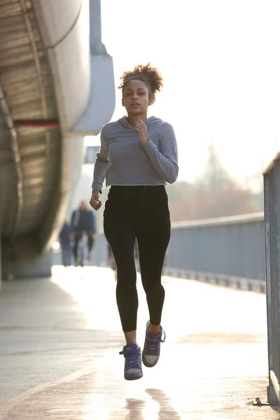 街で走っている若いスポーツ女性 — ストック写真