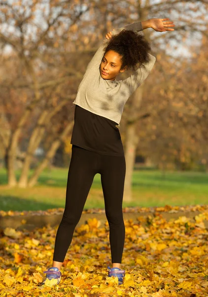Afroamericano donna stretching muscoli esercizio di allenamento — Foto Stock