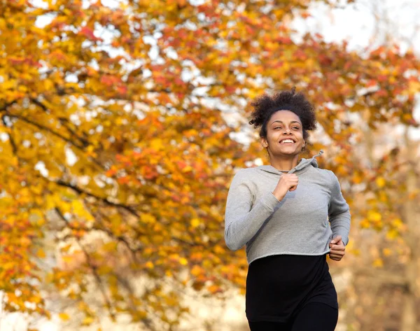 Gelukkig jonge vrouw uitgevoerd buiten in het park — Stockfoto