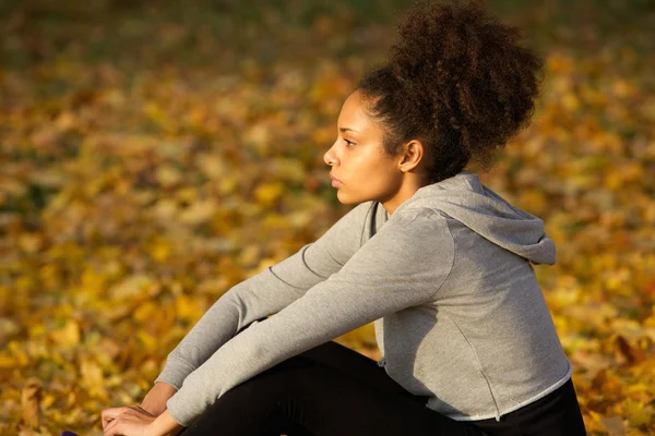 Junge afrikanisch-amerikanische Sportlerin ruht sich im Freien aus — Stockfoto