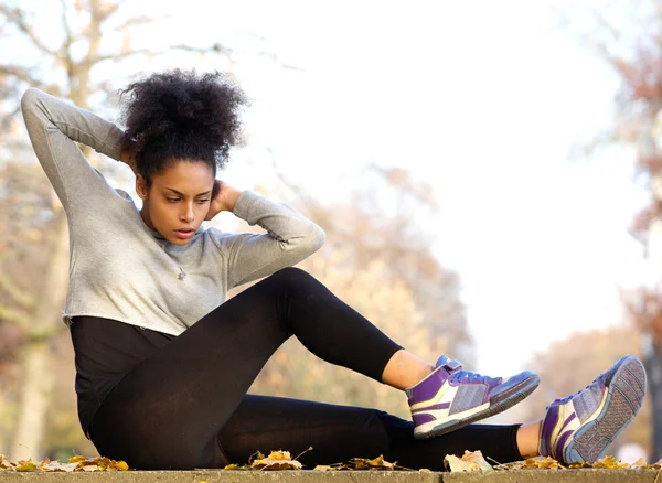 Jovem afro-americana exercitando sit ups — Fotografia de Stock