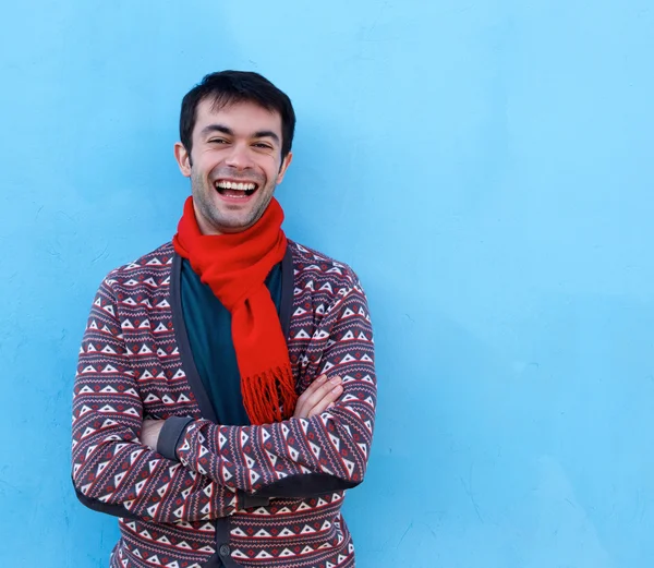 Счастливый молодой человек смеется со скрещенными руками — стоковое фото