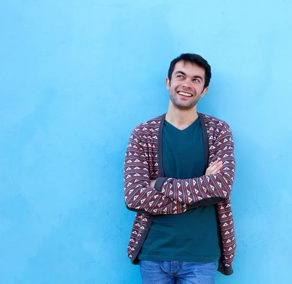 Heureux jeune homme souriant avec les bras croisés — Photo