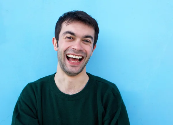 Close up retrato de um jovem alegre rindo — Fotografia de Stock