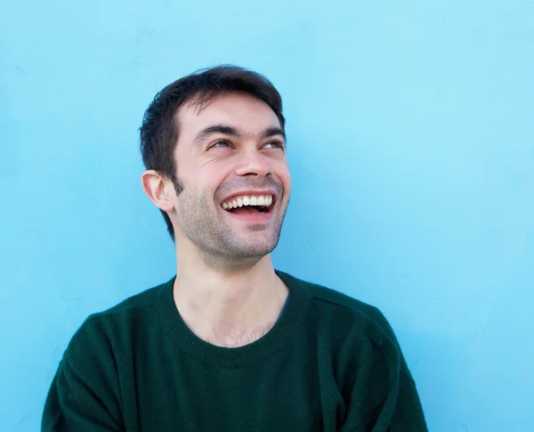 Portret młodego mężczyzny wesoły uśmiechnięty z bliska — Zdjęcie stockowe