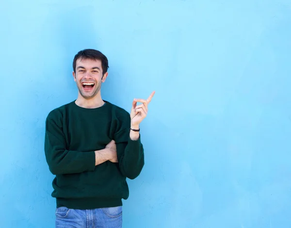 Giovane uomo ridendo e indicando dito — Foto Stock