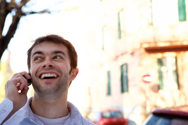 Young man calling with mobile phone outdoors — Stock Photo, Image