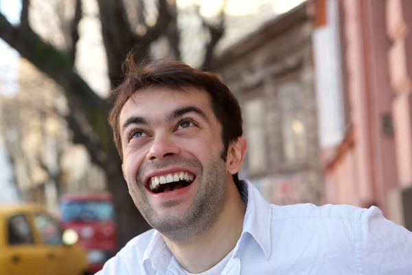 Beau jeune homme souriant à l'extérieur — Photo