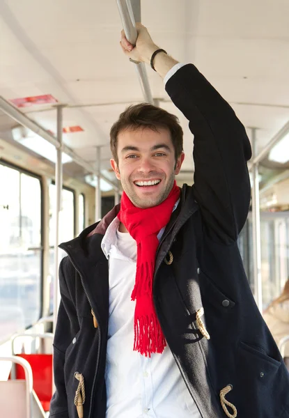 Joven feliz viajando con transporte público — Foto de Stock