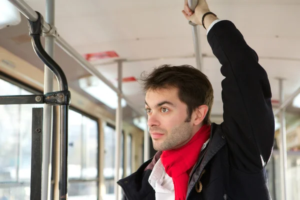 Junger Mann allein mit öffentlichen Verkehrsmitteln unterwegs — Stockfoto