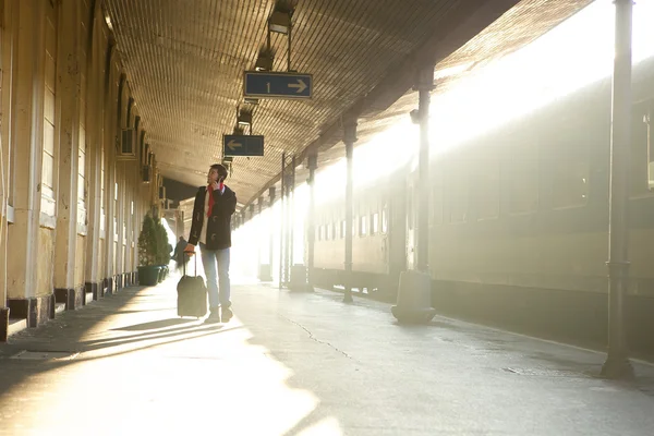 Homem caminhando na estação de trem chamando por telefone celular — Fotografia de Stock