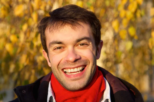 Närbild face porträtt av en ung man som ler — Stockfoto