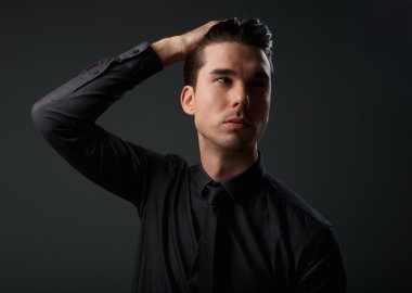 saç el ile çekici bir genç adam